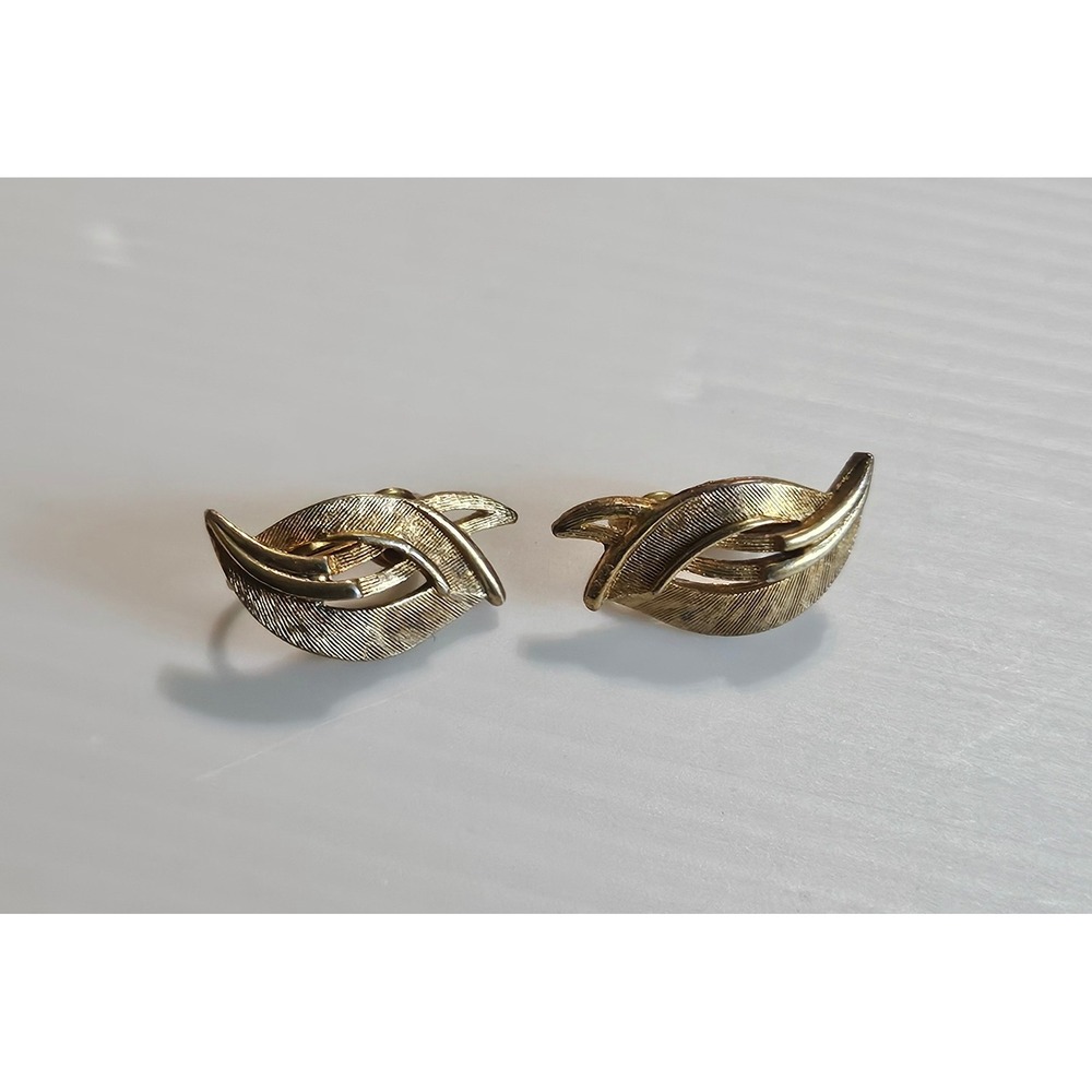 Vintage Gold Tone Leaf Clip On Earrings and Faux Pearl Drop Earring Lot of 2‎